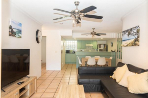 Chillawong + 1 minute to beach + local cafes, Point Lookout
